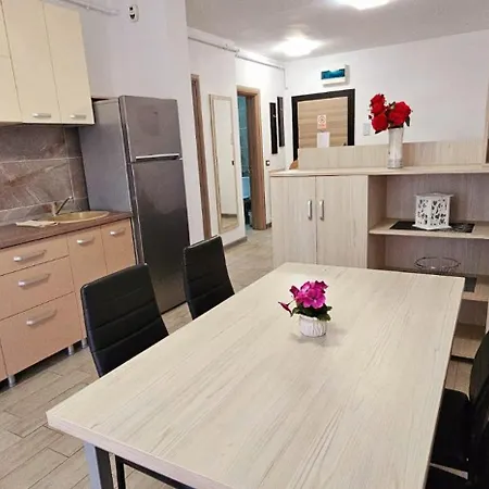 Stunning Pool & Mamaia Nord 10 M De Plaja Apartamento *